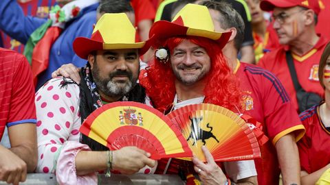 Aficionados espa�oles en el estadio