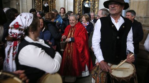 El p�rroco de San Vicente, sonriente durante la bendici�n de las cintas y las roscas