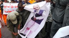 Manifestantes se disponen a quemar un retrato del primer ministro indio, Narendra Modi, durante una protesta en la ciudad pakistan de Karachi, la ms poblada del pas