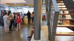 Alumnos a la espera de formalizar su matr�cula en el campus de Ferrol, en una imagen del pasado julio