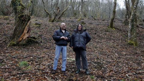 El alcalde de O Incio, H�ctor Corujo, y la secretaria de la asociaci�n, Sara Pombo, en un monte limpio y desbrozado