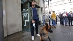 L�pez Rosell participando este lunes en una protesta de trabajadores de los PAC del �rea sanitaria pontevedresa