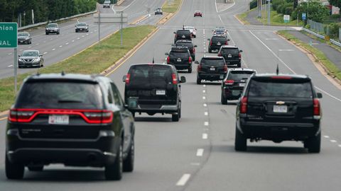 La caravana del presidente Trump, hoy, dirigi�ndose al club de golf de Sterling, en Virginia.