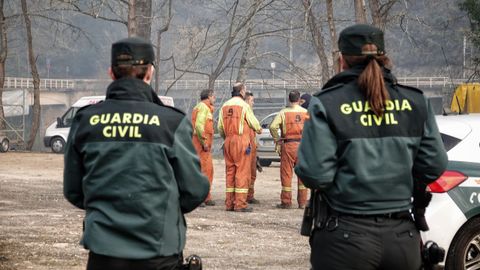 Guardia Civil y Bomberos de Asturias trabajan para extinguir las llamas en un incendio forestal