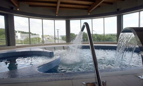 El hotel lalinense, de cuatro estrellas, cuenta con unas modernas instalaciones y un Spa. 