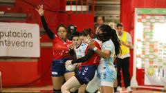 Jugadoras de Guard�s y Porri�o, durante el derbi de la primera vuelta.