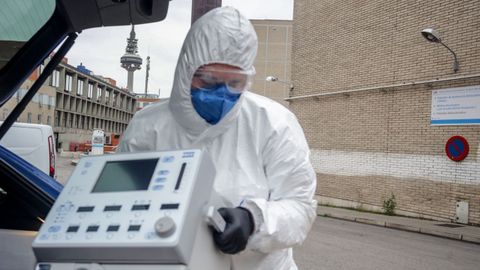 Un tcnico descarga, este sbado, un respirador a las puertas del Hospital Gregorio Maran de Madrid