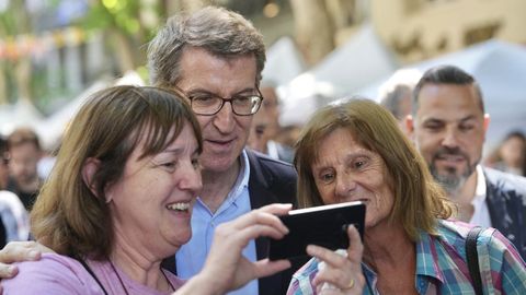 El presidente del PP, Alberto N��ez Feijoo, este domingo, haci�ndose una foto con simpatizantes en Buenos Aires