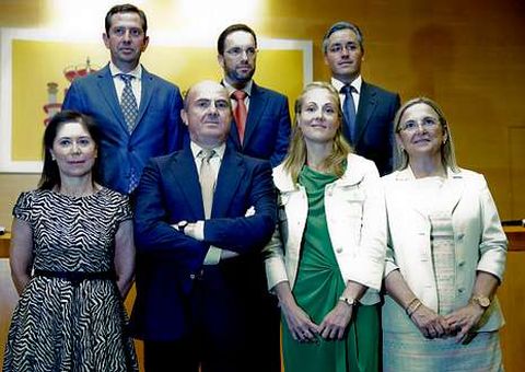 <span lang= es-es >Toma de posesin</span>. De Guindos posando ayer en la foto de familia con los nuevos cargos del ministerio, entre ellos, la gallega Irene Garrido (primera por la derecha), presidenta del ICO. 