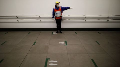 En el metro de Tokio, además de las marcas en el suelo, hay una guía que recuerda la distancia social