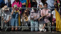 P�blico apostado para ver al papa Le�n XIV durante su visita a Madrid.