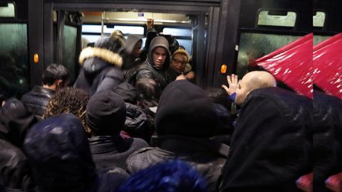 Pasajeros intentan abordar un autobs en la estacin Gare du Nord