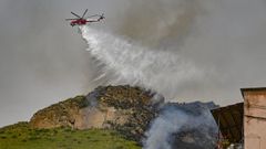 Un avi�n de extinci�n en la zona de Camaldoli, N�poles, Italia, el 20 de junio del 2024.