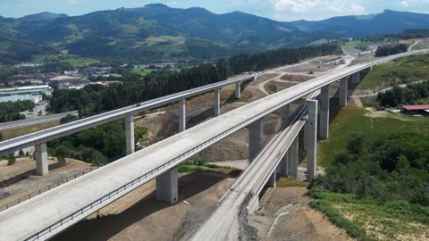 El nudo donde enlazan los dos ramales de la Y vasca, la lnea de alta velocidad que unir Vitoria con Bilbao y San Sebastin