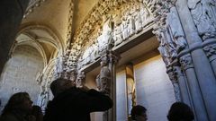 Visitantes ante o P�rtico da Gloria.