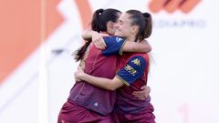 Raquel y Vera, goleadoras del D�por Abanca, se abrazan en el duelo de Madrid.