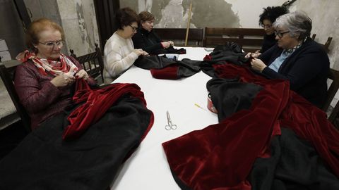 Taller de costura de la Cofradía de la Misericordia, preparando hábitos y trajes para las procesiones de Semana Santa.