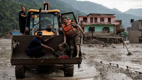 Equipos de rescate trabajando en Nepal