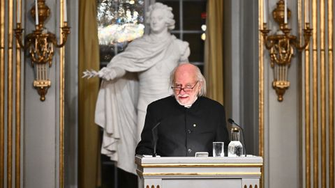 El Nobel de literatura Laszlo Krasznahorkai lee su discurso de aceptación este domingo en la Academia Sueca