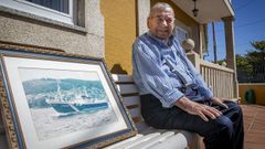 Andr�s Fern�ndez posa coa foto do seu �ltimo barco, o Alcalde, que bautizou en honor ao alcume da familia