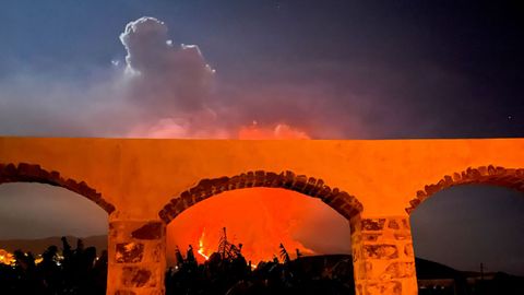 Imagen tomada desde el parque nacional de Los Llanos en la que se aprecia la nube que provoca el volc�n
