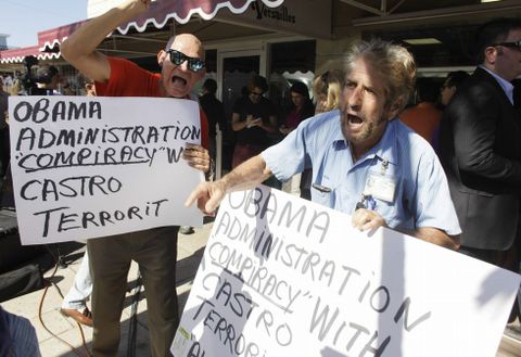 Dos cubanos protestan en la Peque�a Habana, centro del exilio cubano en Miami. 