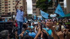 El candidato opositor a la alcalda del municipio de Sucre, Andrs Schloeter, este jueves, durante el acto de cierre de campaa