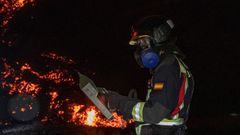 Personal de la UME toma muestras de la colada