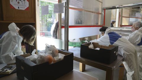 Cocina Econ�mica de Santiago reparte comida para personas necesitadas