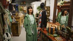 Celia, en medio de la tienda Lakar�
