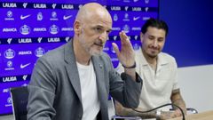 Fernando Soriano, junto a Jos� Mar�a Gim�nez, durante la presentaci�n del central como nuevo jugador del Deportivo.