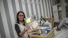 La tienda de Rebeca Blanco en Outes sirve como punto de compra-venta entre vecinos de libros de texto de segunda mano 