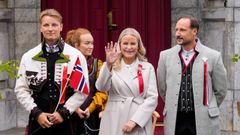 La princesa Mette-Marit acompa�ada del pr�ncipe Haakon y su hijo, el pr�ncipe Sverre Magnus durante el D�a Nacional de Noruega