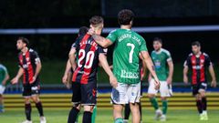 Zabaleta y &Aacute;lvaro Juan en un gesto de deportividad.