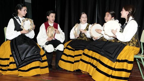 Unha histrica imaxe de pandeireteiras de Adro:  xa do 2011!