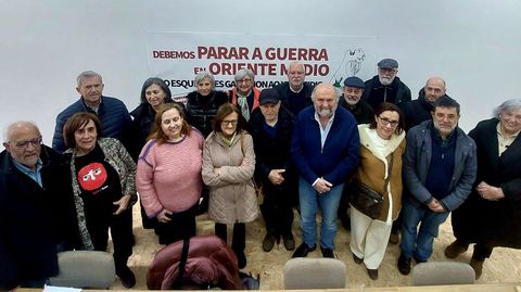 Miembros de la plataforma Parar la Guerra en Pontevedra, que anunciaron la movilizaci�n de este s�bado.