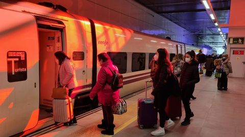 Cola para subirse al tren que va a Barcelona en la moderna estacin de Len