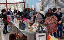 Las tiendas se instalaron en el mercado municipal, en los puestos que mont� el Concello.