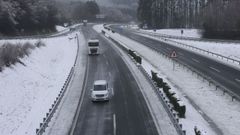 Camiones circulando este s�bado por la ma�ana en la A-6, a la altura de Baralla