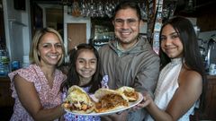 Neyla Rivas, B�rbara, Estefan�a y Obdulio P�ez con las arepas de pulpo � feira y carne mechada que preparan en su nuevo bar en Pedra Pateira