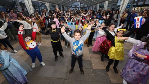 Una de las �ltimas fiestas infantiles de Entroido en la Praza de Carballo