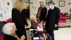 El alcalde de Pontevedra, Miguel Anxo Fern�ndez Lores, visit� este viernes la residencia de mayores de Campolongo. En la imagen, con el director, Juanjo L�pez, y varias usuarias