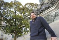 Z�simo L�pez est� vinculado a la universidad y tambi�n trabaj� en promotoras de conciertos. 