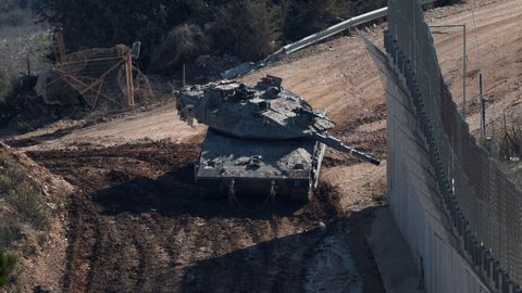 Un tanque Merkava israel en la frontera con el Lbano.