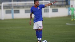 Aar�n, momentos antes de lanzar una falta