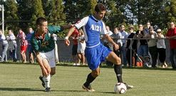 Berodia, con el bal�n, en �ltimo partido amistoso, contra el Vilalb�s en A Pastoriza.