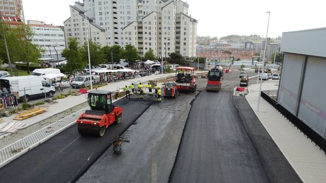 Pavimentaci�n del vial en la Avenida da Sardi�eira, en A Coru�a, llevada a cabo por V�zquez y Reino.