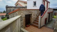 Un viejo cortello reconvertido en edificio auxiliar de una casa turstica de Carnota gracias a las ayudas contra el fesmo