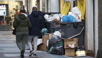 Imagen de archivo de contenedores de basura en la calle Galera, una zona de alta concentraci�n de hosteler�a y peque�os negocios