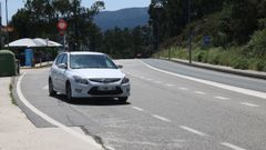 El accidente se produjo en la carretera Santiago-Noia a la altura de la gasolinera Galp, cuando el bus entr� bruscamente en la v�a desde el carril de incorporaci�n sin ceder el paso. En la imagen, un veh�culo hace correctamente la maniobra en ese mismo punto.